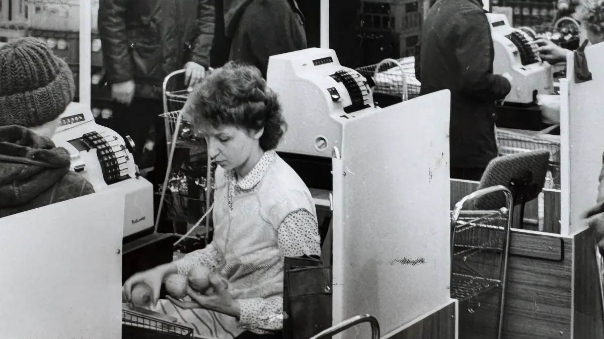 Elke Witt (vorne links) hat ab 1981 in der HO-Kaufhalle „Am Wasserturm“ als Verkäuferin gearbeitet.