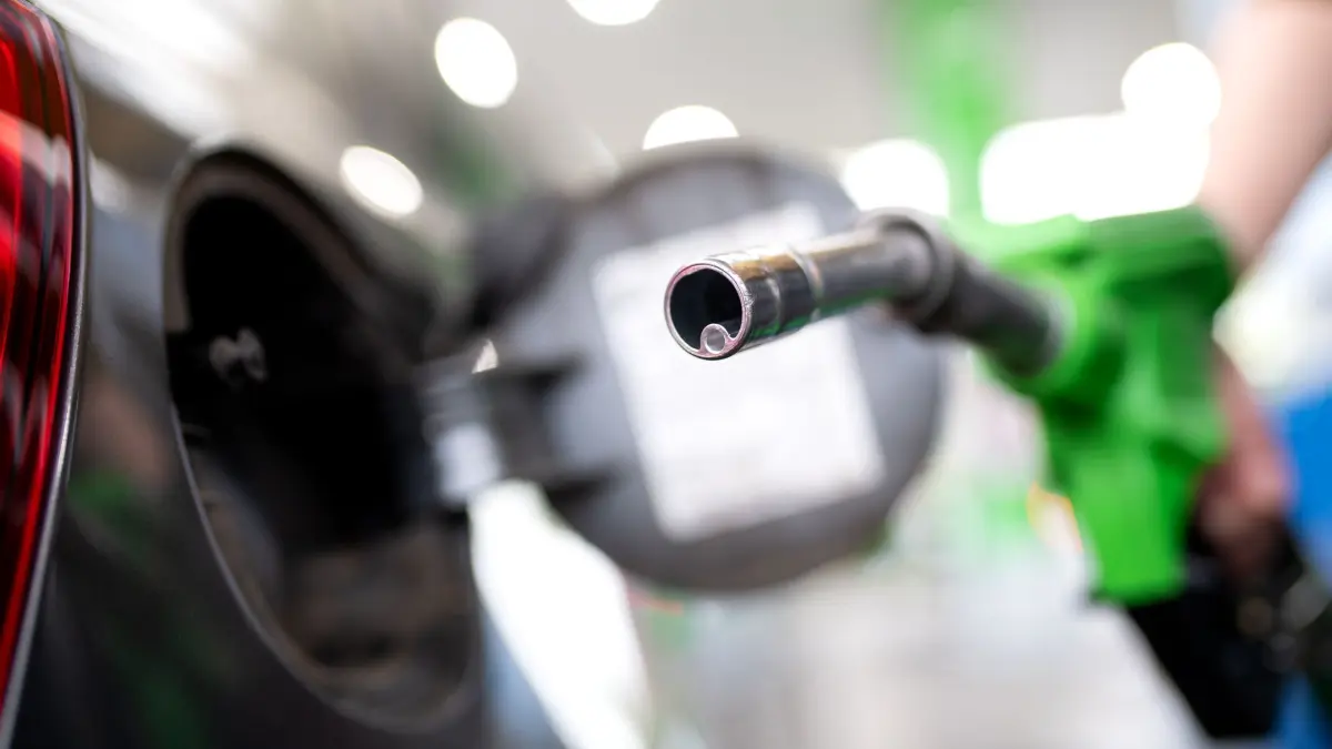 Zapfsäule: ARCHIV - 06.09.2020, Bayern, München: Eine Frau hält an einer Tankstelle an einer Zapfsäule eine Zapfpistole in der Hand und betankt ein Auto. (zu dpa: «Benzin und Diesel gestohlen - Mann und Frau unter Verdacht») Foto: Sven Hoppe/dpa +++ dpa-Bildfunk +++
