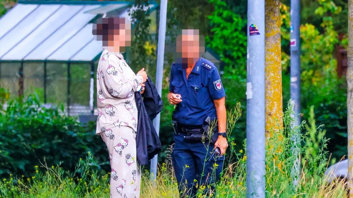 Ausgeschlafen? Am späten Nachmittag wurde eine Frau im Pyjama in Hello-Kitty-Optik in der Villacher Straße in einer Wohnung entdeckt. Sie wurde umgehend aus dem Sperrkreis geführt. Die Frau hatte nicht einmal mehr Zeit, sich umzuziehen.