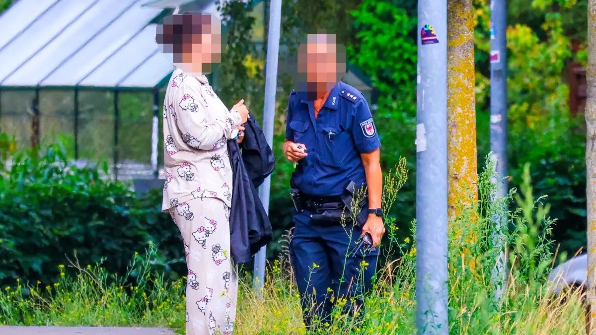 Ausgeschlafen? Am späten Nachmittag wurde eine Frau im Pyjama in Hello-Kitty-Optik in der Villacher Straße in einer Wohnung entdeckt. Sie wurde umgehend aus dem Sperrkreis geführt. Die Frau hatte nicht einmal mehr Zeit, sich umzuziehen.