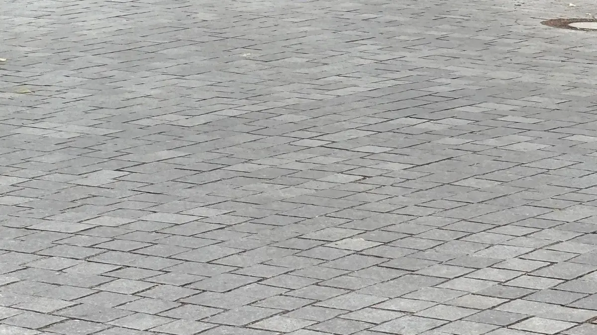 Gartenstraße in Neuenhagen bei Berlin, Straße mit großen Pflastersteinen, ergibt relativ glatte Oberfläche, gut geeignet auch für Radfahrer