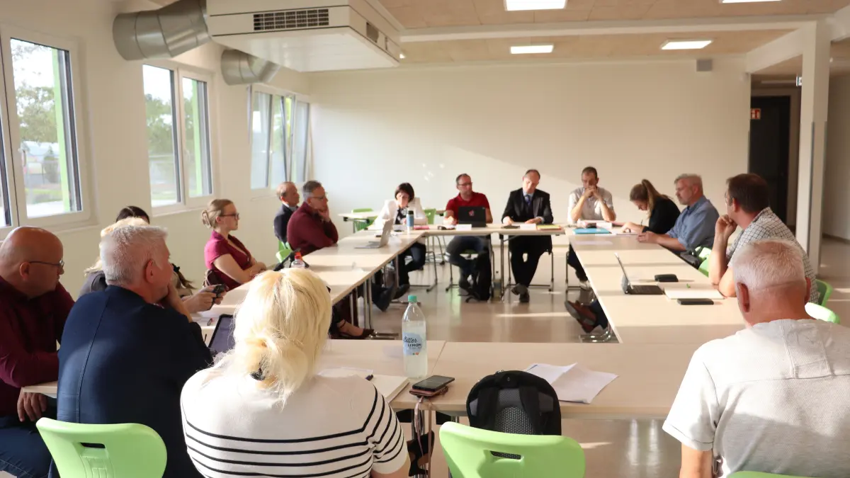 Der Bildungsausschuss des Kreistags hat diesmal im neuen Erweiterungsbau der Oberschule Müncheberg getagt. Was kann Märkisch-Oderland bei prekärer Finanzlage eigentlich für Schulbau-Projekte ausgeben, wo sollte gespart werden? Über diese Frage ist eine heiße Debatte entbrannt.