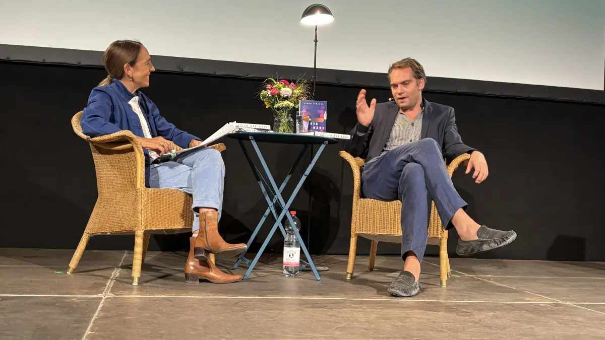 Moderatorin Andrea Thilo am Eröffnungsabend von "Film ohne Grenzen" im Gespräch mit Autor Simon Strauß
