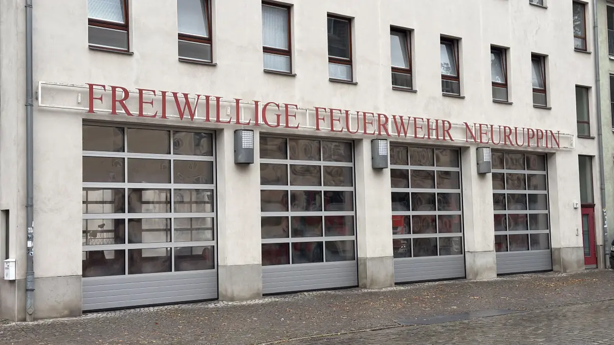 Die Wehrführung der Feuerwehr in Neuruppin ist überraschend zurückgetreten. Was laut Bürgermeister Nico Ruhle jetzt passiert.