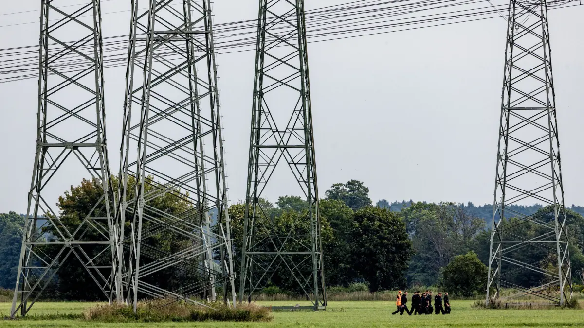Einsatzkräfte einer Polizeihundertschaft durchsuchen weiterhin den Bereich um die Höchstspannungsleitungen im Gebiet um das Umspannwerk Turnow-Preilack und das Kraftwerk Jänschwalde. Nach der Sabotage am Stromnetz in Südbrandenburg führt die Polizei die großräumige Durchsuchung am Ereignisort heute weiter. +++ dpa-Bildfunk +++
