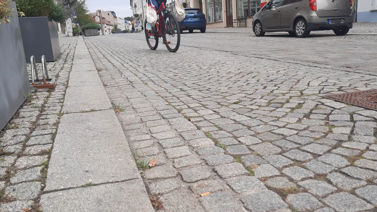 Die Große Straße in der Strausberger Innenstadt wird von vielen Radfahrern genutzt. Allerdings ist das Pflaster mit seinen Ritzen nicht immer der ideale Untergrund.
