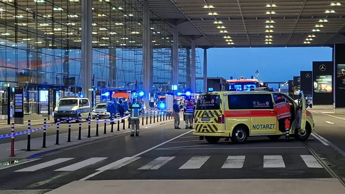 Am Flughafen Berlin Brandenburg hat die Bundespolizei am Donnerstagabend Gefahrgut-Alarm ausgelöst. Auslöser war der Hinweis einer Frau am Servicepoint der Bundespolizei, sie führe einen gefährlichen Stoff mit sich.