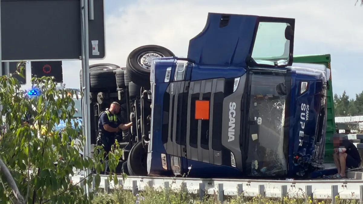 Unfall: An der Autobahn A10 Anschlussstelle Freienbrink ist ein Lkw auf die Seite gekippt.