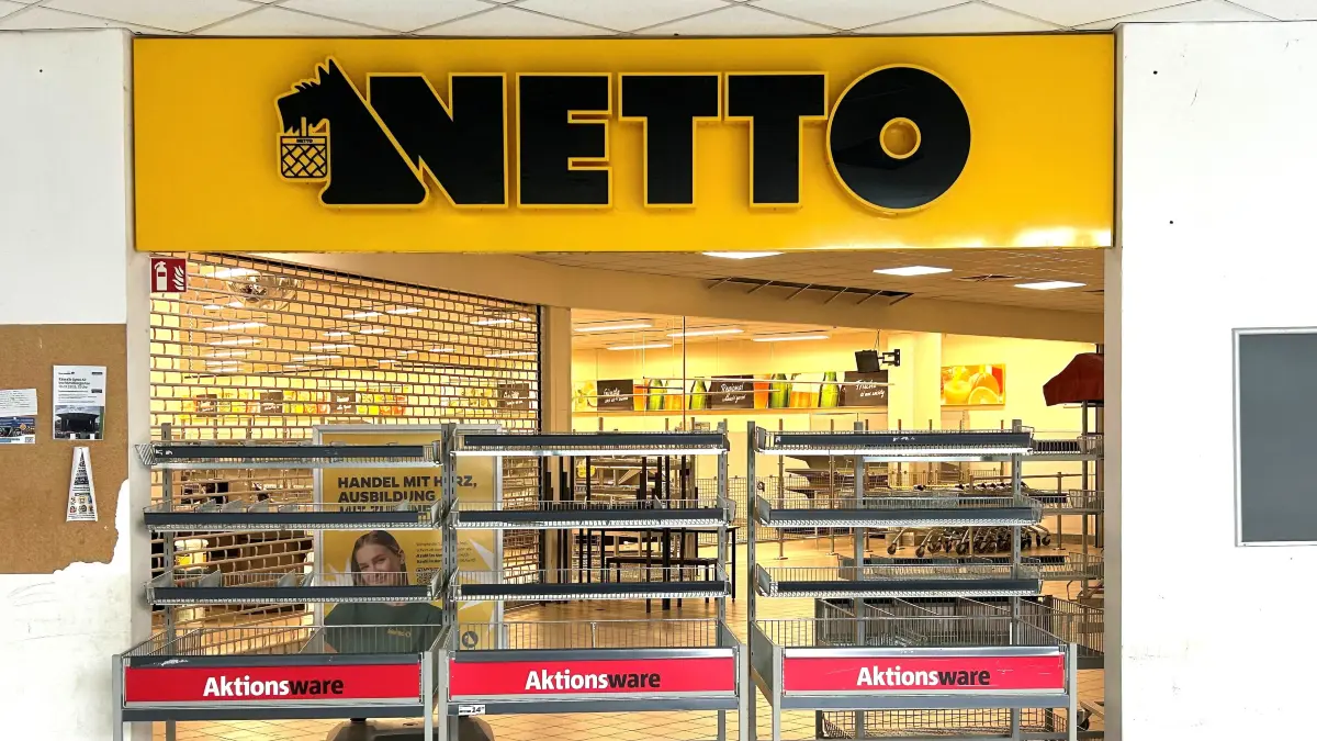 Versperrter Eingang zum Discounter: Im Einkaufszentrum Heidewald in Eberswalde haben die Räumungsarbeiten begonnen. Am 29. August war die Filiale zum letzten Mal geöffnet gewesen. Wie wird es dort jetzt weitergehen?