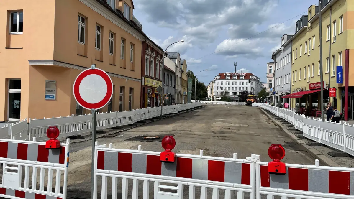 Baustelle mitten in Fürstenwalde: Vom Kaiserhof bis zur Wassergasse wird die Fahrbahn erneuert, unter Vollsperrung.