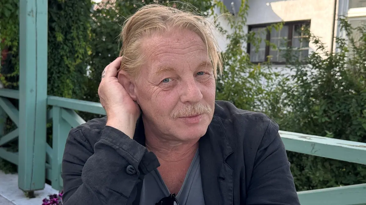 Geht auch ohne Sonnenbrille: Ben Becker beim Gespräch im Restaurant