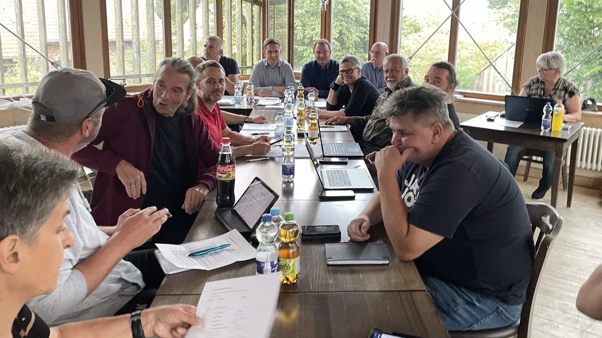 Tagung an besonderem Ort: In der Klosterschänke Altfriedland, für die die Gemeinde einen Pächter sucht, haben die Gemeindevertreter von Neuhardenberg über die Finanzierung des Kaufs der alten Sparkasse in Seelow beraten.