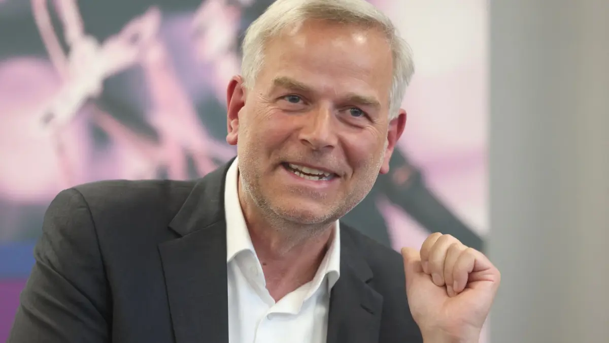 Wahlkampf Mecklenburg-Vorpommern - AfD: 03.09.2026, Mecklenburg-Vorpommern, Greifswald: AfD-Ministerpräsidentenkandidat bei der Landtagswahl in Mecklenburg-Vorpommern, Leif-Erik Holm, spricht auf dem IHK-Wahlforum. Am 20. September 2026 wird der Landtag Mecklenburg-Vorpommern neu gewählt. Foto: Danny Gohlke/dpa +++ dpa-Bildfunk +++