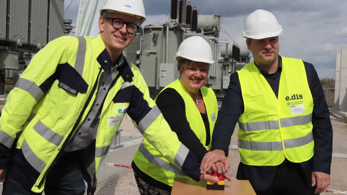 Edis Netz-GmbH-Geschäftsführer Hanjo During, Storkows Bürgermeisterin Cornelia Schulze-Ludwig und Referatsleiter Oliver Kühne aus der Kreisverwaltung bei der Inbetriebnahme des neuen Umspannwerks in Storkow.