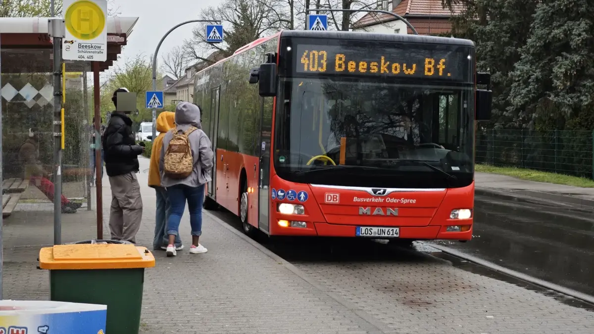 Wartende Schüler an einer Bushaltestelle an der Schützenstraße in Beeskow. Der Schülerverkehr steht immer wieder in der Kritik.