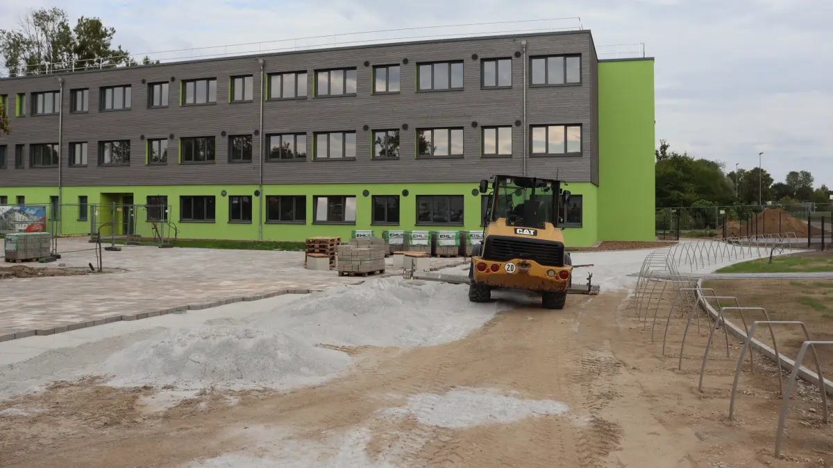 Blick auf den zu Schuljahresbeginn von Schülern und Lehrkräften bezogenen Erweiterungsbau der Oberschule Müncheberg. Für das Gebäude gibt es viel Lob. Doch wurde es zu groß geplant? Diese Frage kam im Kreis-Bildungsausschuss auf.