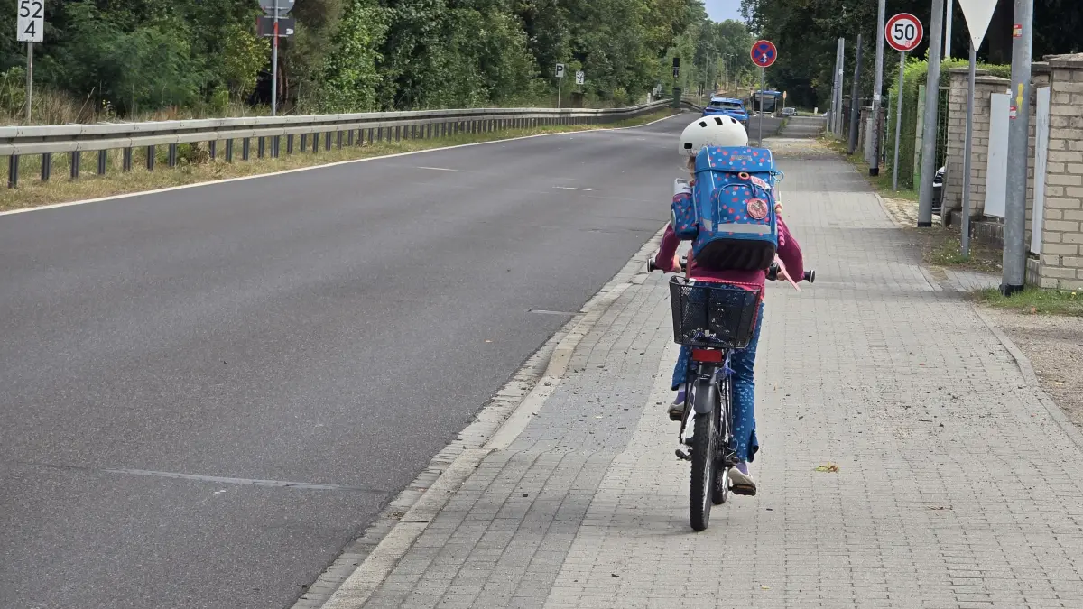 Der Radweg von Zernsdorf nach Kablow muss Radfahrer aus beiden Richtungen aufnehmen.