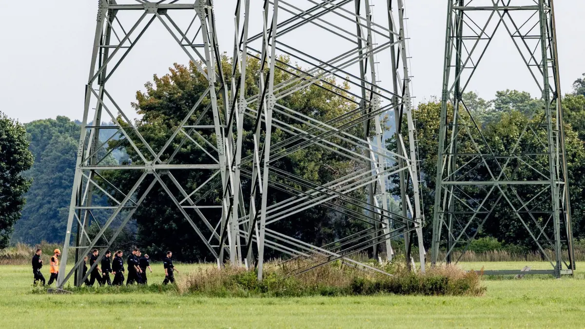Nach Angriffen auf Stromnetz in Südbrandenburg: 03.09.2026, Brandenburg, Preilack: Einsatzkräfte einer Polizeihundertschaft durchsuchen weiterhin den Bereich um die Höchstspannungsleitungen im Gebiet um das Umspannwerk Turnow-Preilack und das Kraftwerk Jänschwalde. Nach der Sabotage am Stromnetz in Südbrandenburg führt die Polizei die großräumige Durchsuchung am Ereignisort heute weiter. Foto: Frank Hammerschmidt/dpa +++ dpa-Bildfunk +++