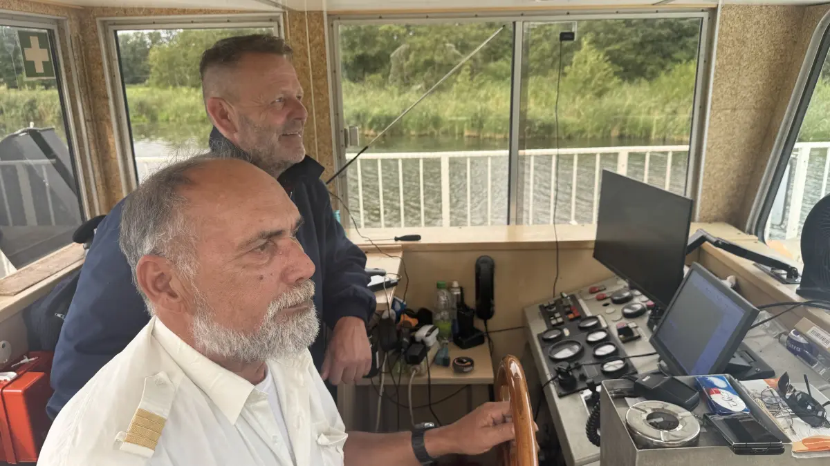 Blick ins Steuerhaus der Schwielochsee: Kapitän Detlef Schröder steuert den Ausflugsdampfer, hinter ihm steht Steuermann und Maschinist Sven Wiernowolski.