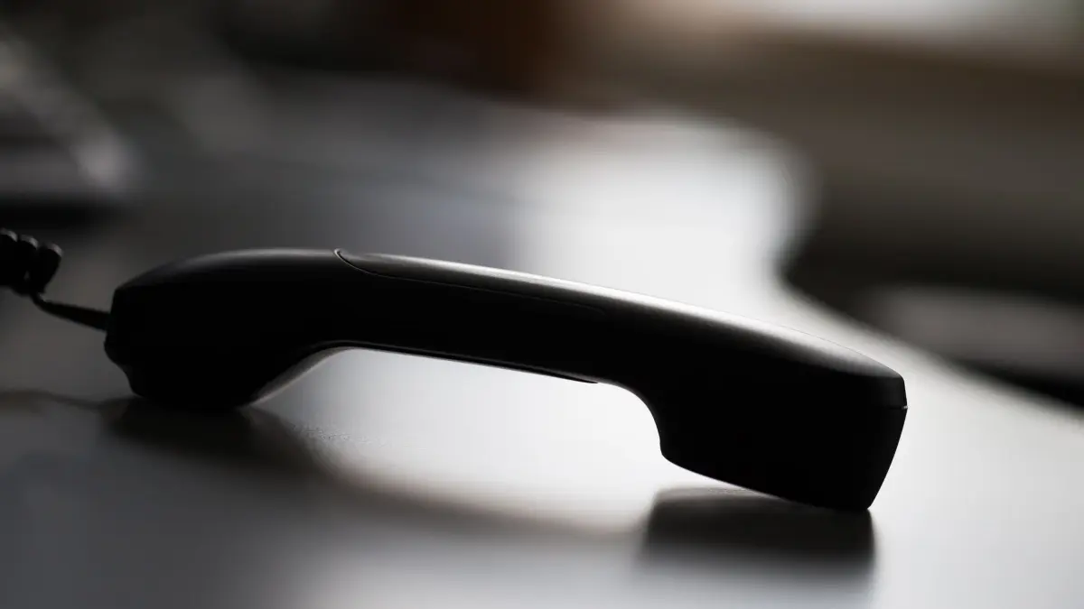 Telefonbetrüger - Symbolbild: ARCHIV - 24.07.2015, Nordrhein-Westfalen, Köln: ILLUSTRATION - Ein abgelegter Telefonhörer. Oft stecken Gruppen oder Netzwerke hinter Telefonbetrug. (zu dpa: «Seniorin fällt auf Telefonbetrug mit Krebsmedikamenten rein») Foto: Rolf Vennenbernd/dpa +++ dpa-Bildfunk +++