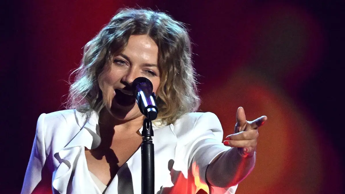 Verleihung Medienpreis Goldene Henne: 04.09.2026, Sachsen, Leipzig: Sängerin Annett Louisan tritt bei der Verleihung des Medienpreises Goldene Henne auf. Verliehen wird der Publikumspreis in vier Kategorien im Rahmen einer ARD-Fernsehgala. Foto: Hendrik Schmidt/dpa +++ dpa-Bildfunk +++