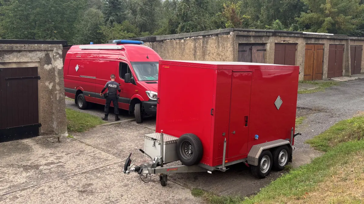 Mit einem Spezialfahrzeug transportiert die Polizei am Freitagnachmittag einen hochbrisanten Fund aus einem Garagenkomplex in der Templiner Straße in Angermünde ab. Hier wurden nach einem Einbruch Munition und Waffenteile gefunden.