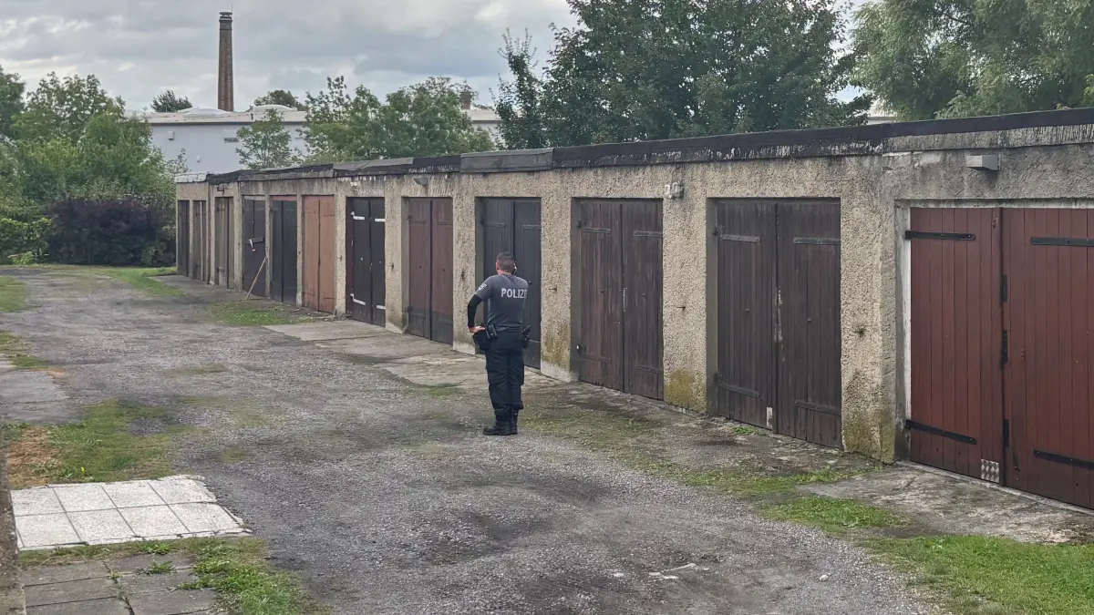In einem Garagenkomplex in Angermünde haben Zeugen ein Waffenlager entdeckt. Ursprünglich war ein Einbruch in zwei Garagen gemeldet worden. Ein Polizist kontrolliert dort am Freitagmittag (4.9.2026) noch einmal die aktuelle Situation.