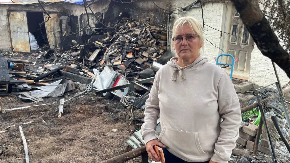 Antje Cuckoo (58) aus Weesen bei Werneuchen. Ihr gemieteter Bungalow fing Feuer, Schuppen, Fassade, Dach sind zerstört. Eine Bekannte hat auf GoFundMe eine Spendenaktion für sie gestartet.