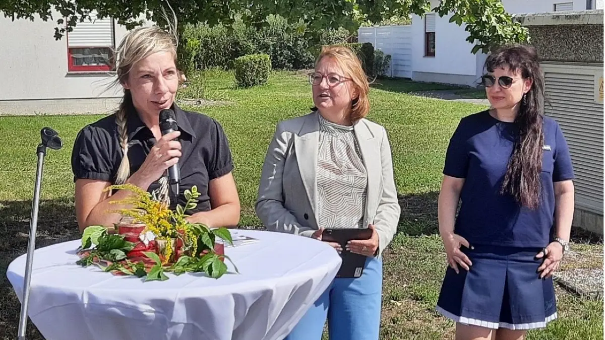 Einrichtungsleiterin Jenny Braun zitiert ein Mieterlied: „Es wird gefeiert, Sport gemacht, und jeden Tag gelacht“. Rechts neben ihr SPD-Landtagsabgeordnete Ines Seiler und Zossens Bürgermeisterin Wiebke Sahin-Connolly.