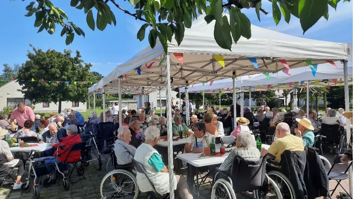 Mehr als 150 Besucher waren in bester Feierlaune bei strahlendem Sonnenschein.