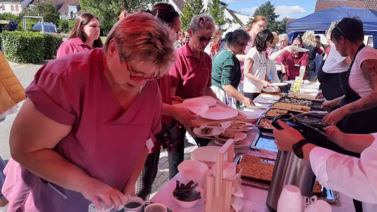 Andrang am Buffet: Die Mitarbeiterinnen hatten gut zu tun, um alle Festgäste mit Kaffee und Kuchen zu erfreuen.