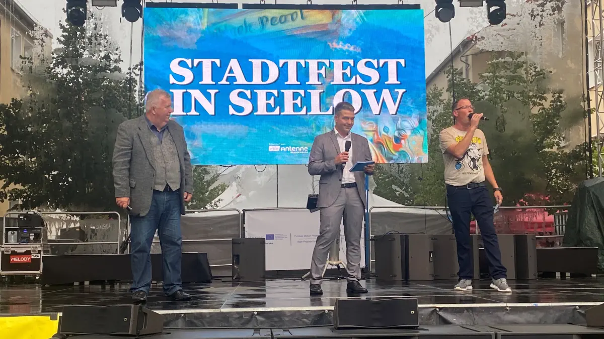 MOL-Landrat Gernot Schmidt (SPD), Seelows Bürgermeister Robert Nitz und Falk Angrick alias DJ Flocki während der Eröffnung des Stadtfest 2026