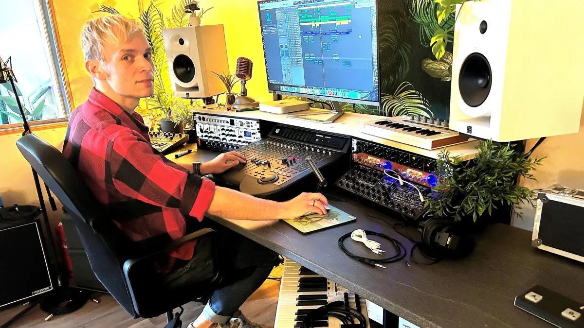 Musikproduktion im Homeoffice: Marcel Grell (39) hat sich in einem Nebengebäude seines Grundstücks in Niederfinow ein Tonstudio eingerichtet. Hier mischt er seine selbst komponierten Titel ab. Was treibt ihn an?