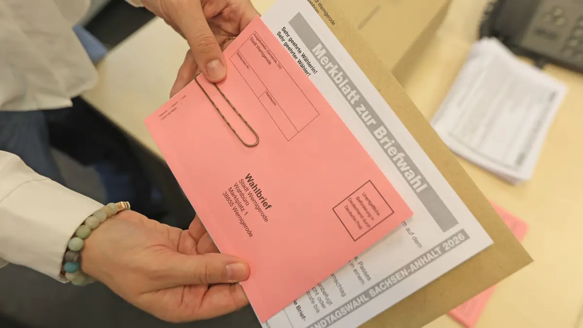 Vorbereitung für Briefwahl in Sachsen-Anhalt: ARCHIV - 19.08.2026, Sachsen-Anhalt, Wernigerode: Eine Mitarbeiterin der Stadtverwaltung stellt die Briefwahlunterlagen für die Briefwähler zusammen. Für Briefwähler hat die Stadt Wernigerode ein Wahlbüro eingerichtet. (zu dpa: «Faktencheck: Video von Briefwahl-Manipulation ist eine Fälschung») Foto: Matthias Bein/dpa +++ dpa-Bildfunk +++