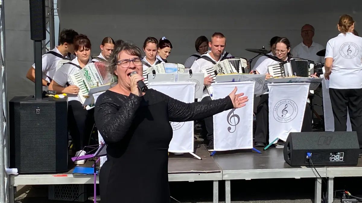 Bringt gute Laune: Die Amtsdirektorin von Brieskow-Finkenheerd Annett Köhne. Im Rahmen des Auftritts des Akkordeon-Orchesters Oder-Spree sang sie den DDR-Klassiker Ich hab den Farbfilm vergessen von Nina Hagen sowie den internationalen Abba-Oldie I have a dream.