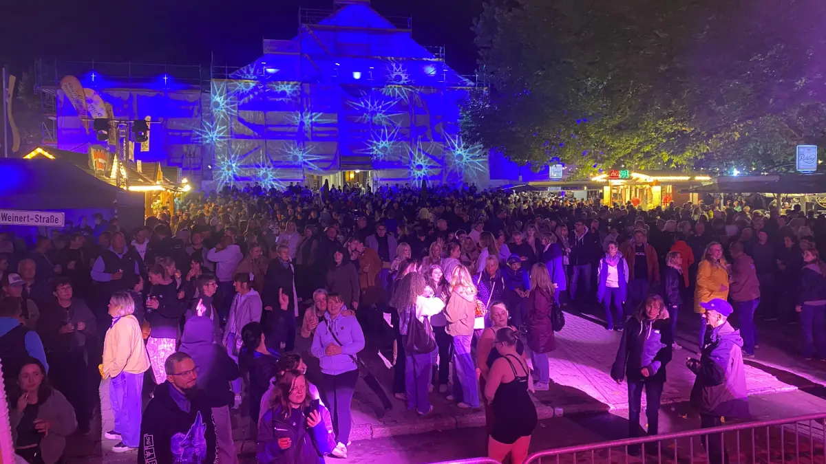 Samstagabend in Seelow: Die Stadtfest-Besucher versammeln sich vor dem Kulturhaus und warten auf das Feuerwerk.
