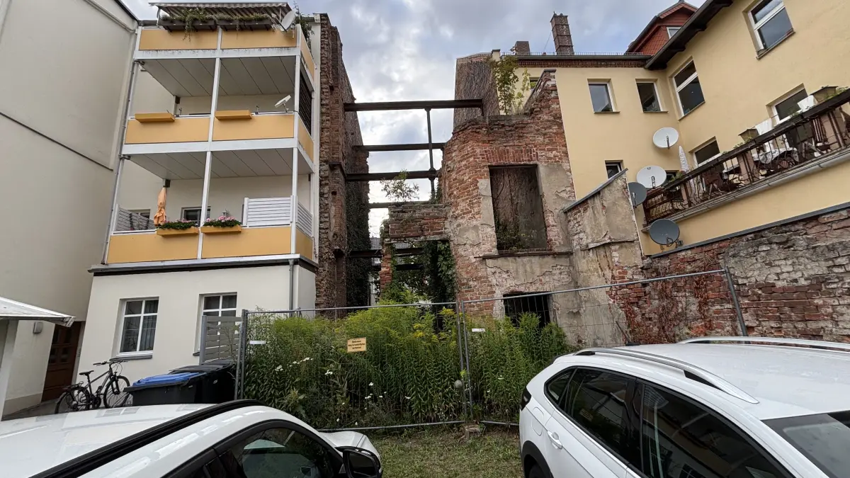 Von der Oderlandstraße aus, im Eisenhüttenstädter Ortsteil Fürstenberg, sind die Ruinen des Vorgängergabaues noch zu sehen. Die Baulücke in der Königstraße hat einen neuen Eigentümer.
