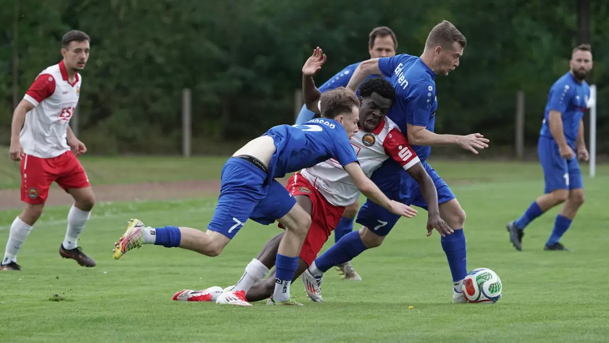 Fussball : Briesen, Landespokal Brandenburg, Blau-Weiss Briesen - Brandenburger SC Süd, erste Aktion Briesen erstes Tor BSC, v.v.l. Justin Gruel, Owen Orobosa Osaghae und Hannes Augustin
FOTO BENK 05.09.2026