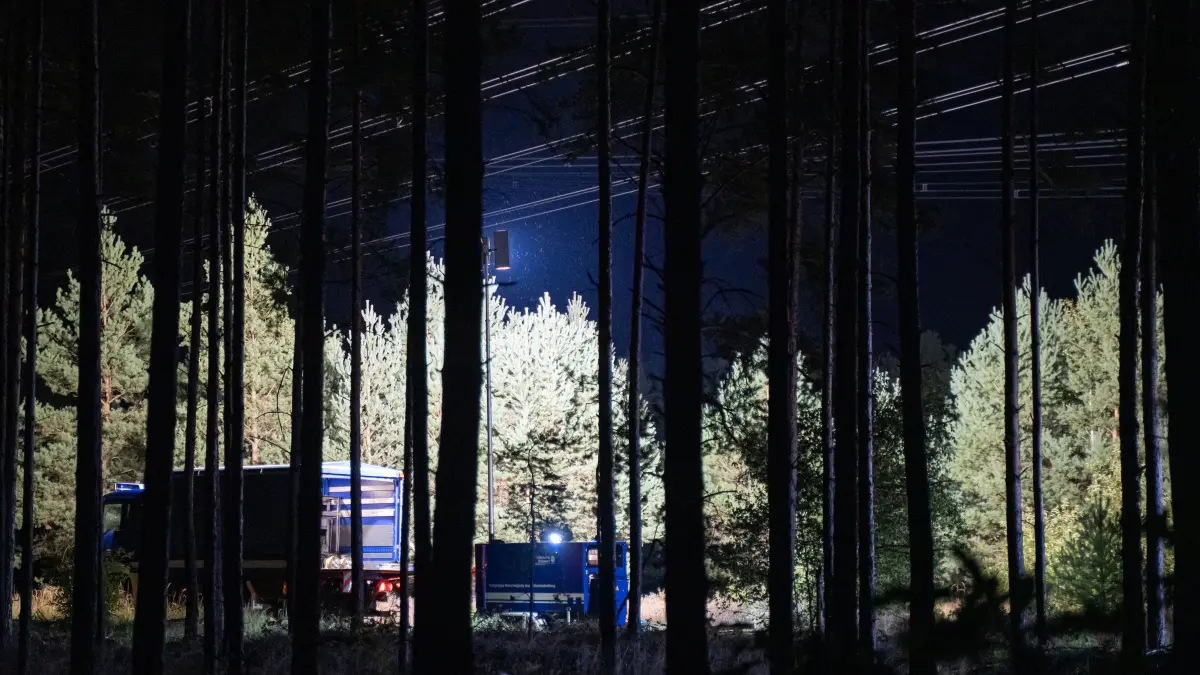 Sabotageversuch an Hochspannungsleitungen in Ostsachsen: Großer Polizeieinsatz am späten Abend im Lohsaer Ortsteil Lippen (Landkreis Bautzen). Jetzt haben die Ermittler offiziell bestätigt, dass insgesamt zwölf selbst hergestellte Sprengvorrichtungen gefunden worden sind.