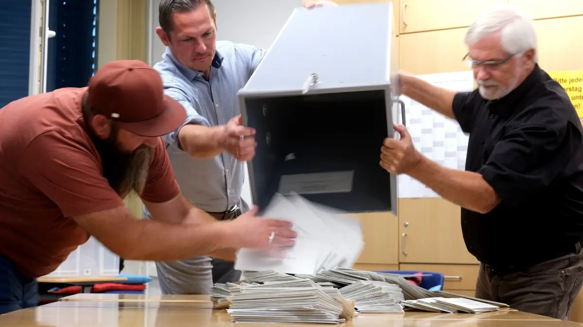 Landtagswahlen in Sachsen-Anhalt - Briefwahl Auszählung: 06.09.2026, Sachsen-Anhalt, Halle (Saale): Wahlhelfer leeren eine Wahlurne, um die Stimmzettel der Briefwahl auszuzählen. Foto: Sebastian Willnow/ dpa/dpa +++ dpa-Bildfunk +++