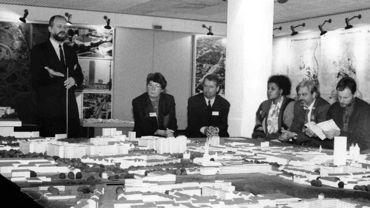 Nachruf in Frankfurt (Oder): Architektin Sigrid Albeshausen (zweite von rechts) 1992 bei einer Beratung vor dem Stadtmodell
