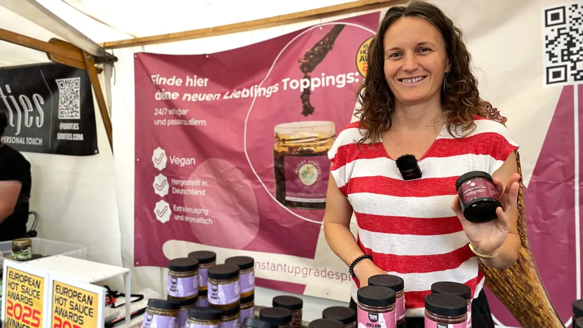 Martina Wastl von Instant Taste hält ein Glas Hibiskus Chili Marmelade am 4.9.26 auf dem Berlin Chili Fest