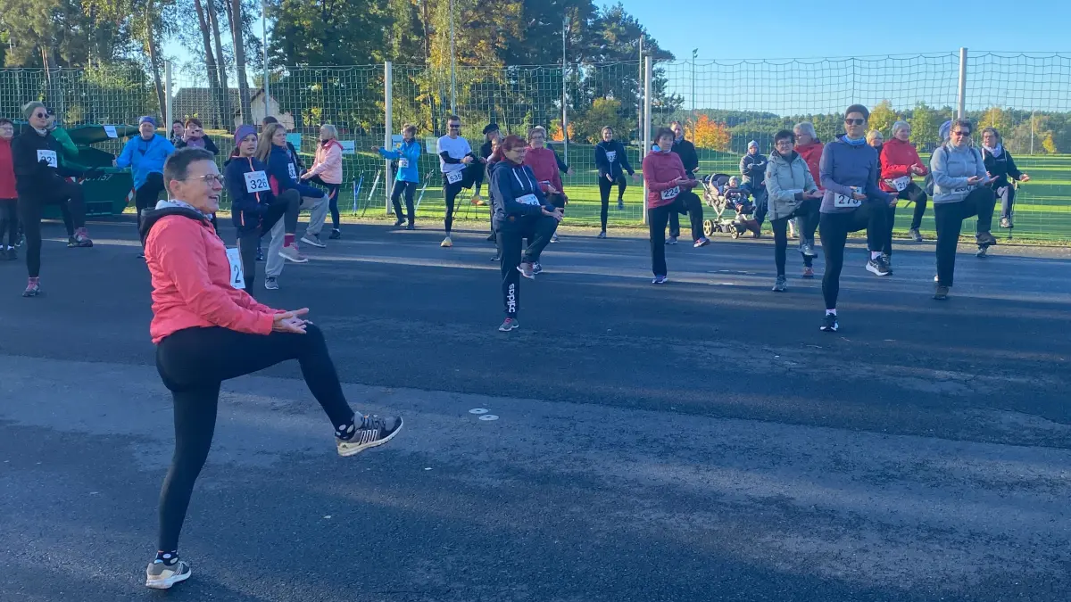 Gehört Traditionell zum Schlaubetalmarathon: die Erwärmung wie hier 2025 mit Ilona Golm (vorn)