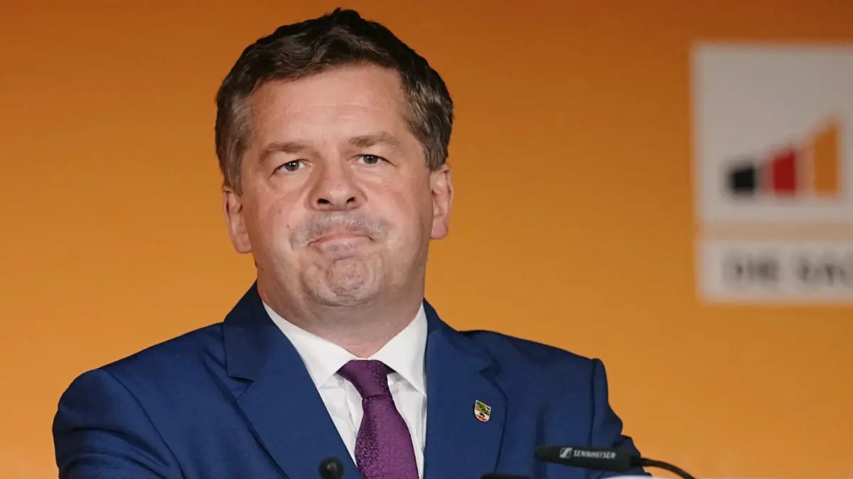 Landtagswahl in Sachsen-Anhalt - CDU-Wahlparty: 06.09.2026, Sachsen-Anhalt, Magdeburg: Sven Schulze (CDU), Ministerpräsident des Landes Sachsen-Anhalt und Landesvorsitzender der CDU Sachsen-Anhalt, äußert sich nach der Bekanntgabe der Prognose für die Landtagswahl in Sachsen-Anhalt vor CDU-Anhängern bei der CDU-Wahlparty. Foto: Kay Nietfeld/dpa +++ dpa-Bildfunk +++