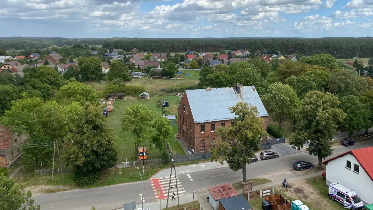 Blick vom Aussichtsturm in Urad: Im knapp 400 Einwohner großen Ort gibt es etliche Gehöfte. Im Vordergrund ist die ehemalige Schule zu sehen.
