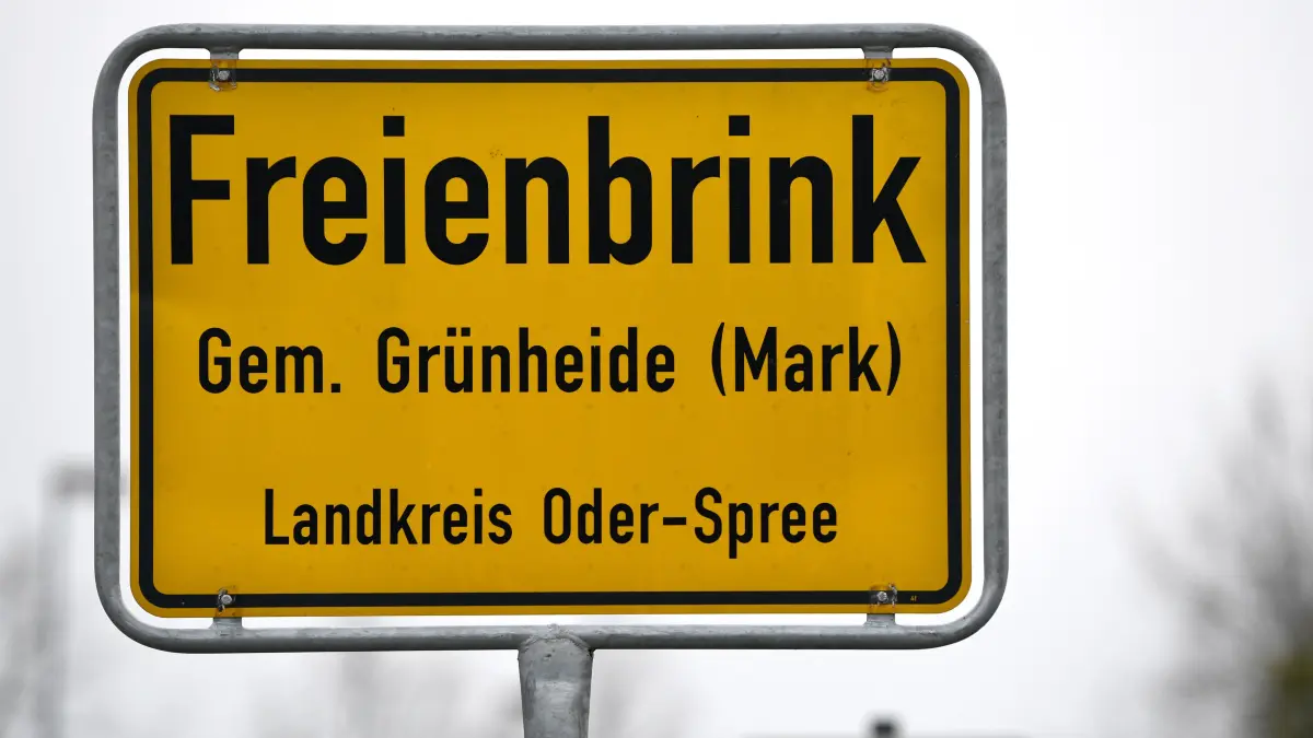 Freienbrink ist ein kleiner Gemeindeteil von Grünheide (Landkreis Oder-Spree). Tesla ist direkt nebenan, hier wird seit Jahren massiv an der Infrastruktur gebaut. Doch für Menschen, die kein Auto besitzen, haben sich die Wege dennoch erst einmal verändert. Das liegt vor allem an einer Buslinie, die mit Tesla zu tun hat.
