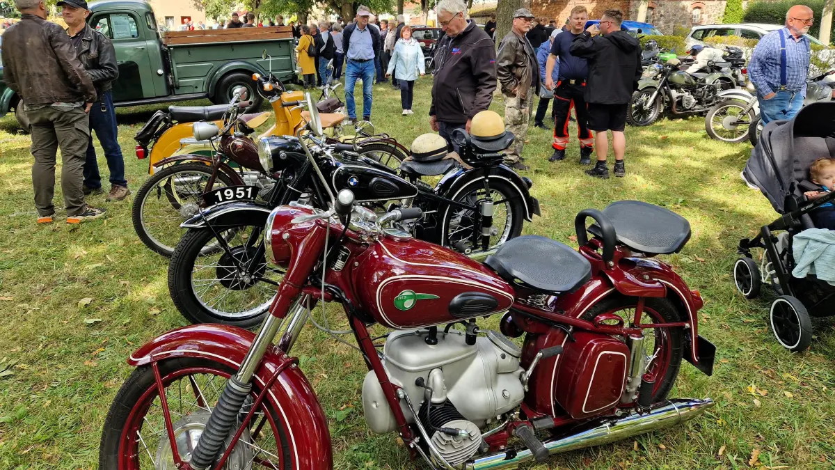 Oldtimertreff in Frankfurt (Oder): Jede Menge Augenschmaus gab es für Oldtimer-Freunde auf dem Hohenwalder Anger.