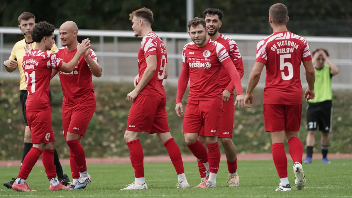 Fussball : Seelow, Landespokal Brandenburg, Victoria Seelow - Fortuna Babelsberg, 2 : 0 Seelow und der Pokalknipser Lennard Flaig 9 schlug wieder zu, v.l. Schiedsrichter Jakob Spielmann, Eren Kapcin, Till Schubert, Lennard Flaig, Noah Kerstein, Derenik Mayilyan und Matti Stammnitz, zum an den Kopf fassen Erblin Luta r.h.
FOTO BENK 05.09.2026