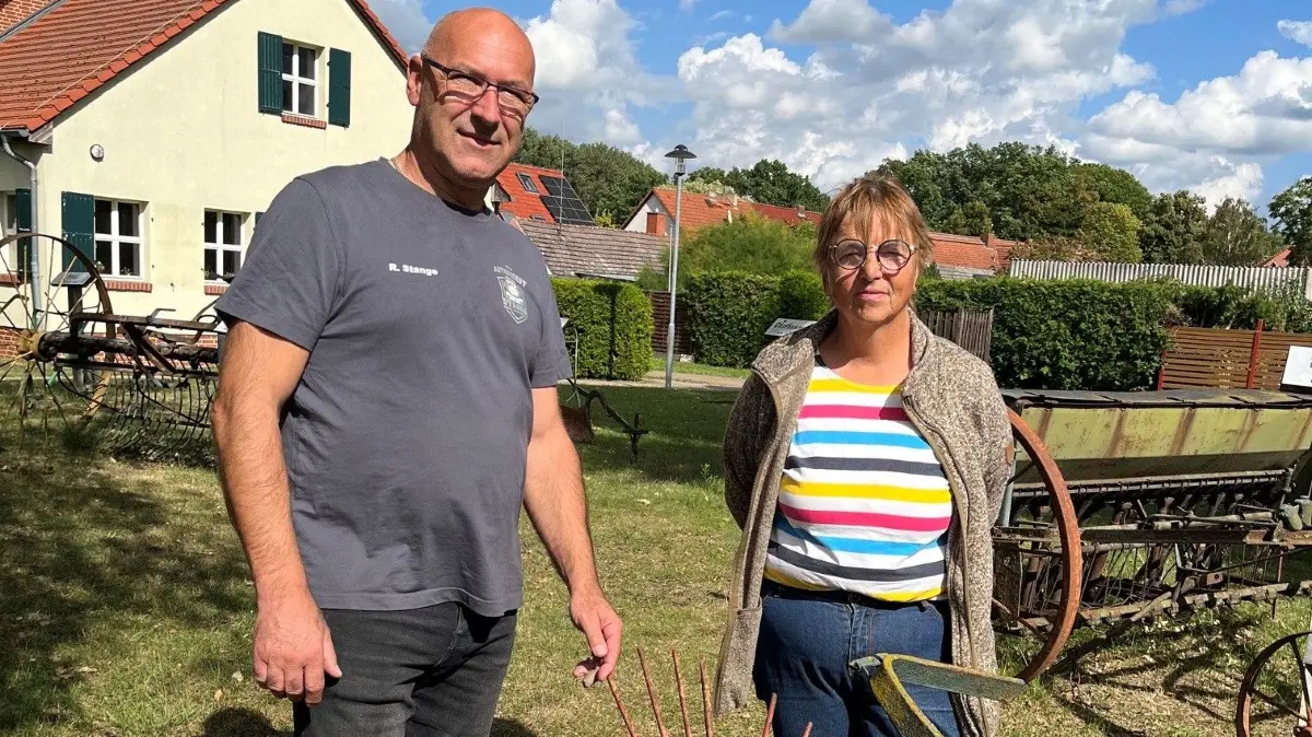 Rene´Stange und Gundula Klatt vom Ortsvorstand werben für das Erntefest in ihrer Gemeinde. Es steht in diesem Jahr unter dem Titel „Kartoffeln & Käfer“.