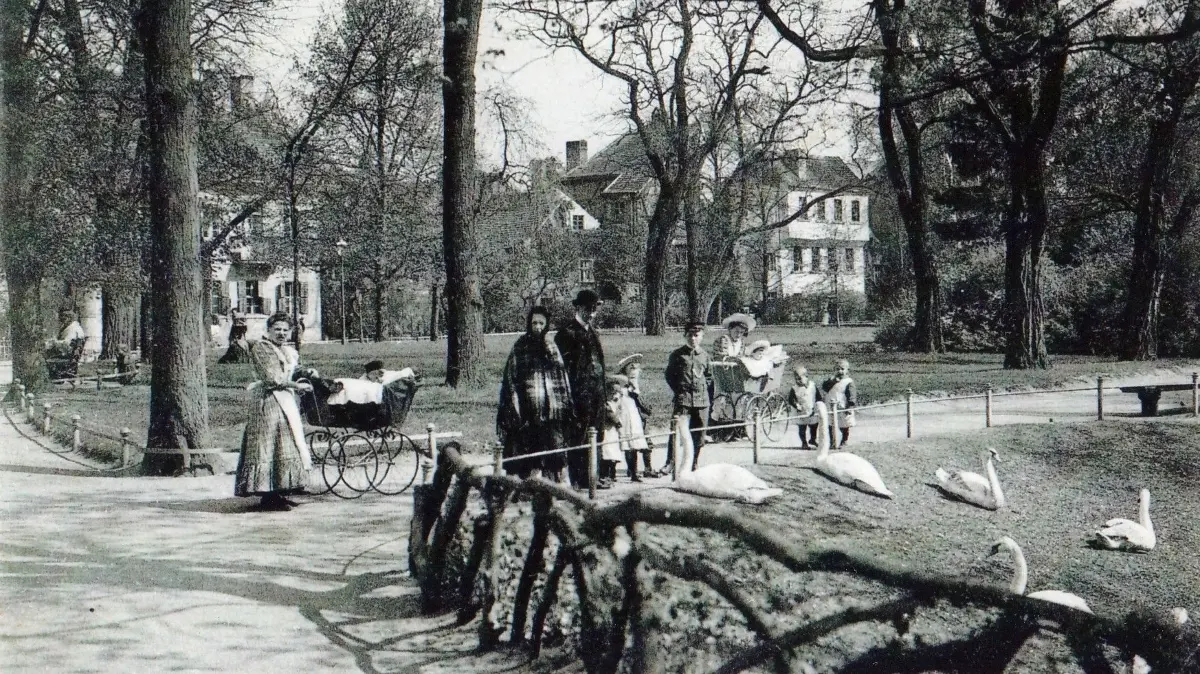 Bild einer 1911 versandten Postkarte, Kindermädchen mit Kinderwagen in den Anlagen, dem heutigen Lennépark in Frankfurt (Oder)